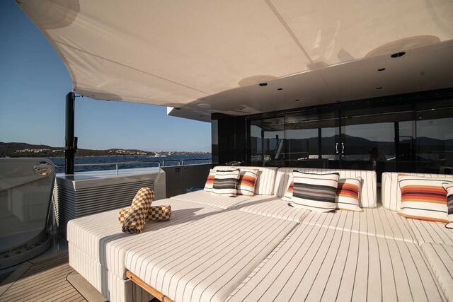 Aft deck lounge